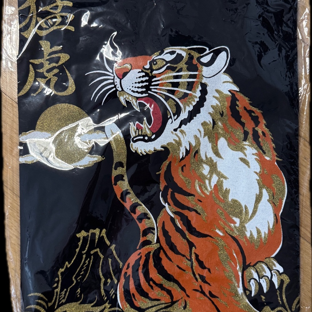 Vintage Japan Tiger T-Shirt (M) – Bold Graphic Tee by Jelin.co Ltd
